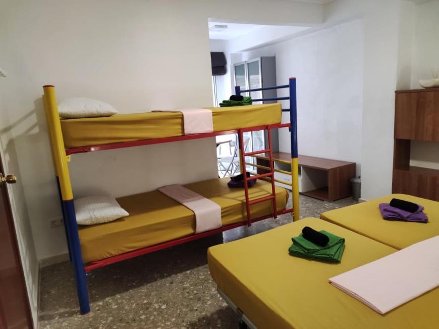 35-4- Комната В Квартире С Раздельными Кроватями И Холодильником Для От 1 До 5 Человек В Центре Аликанте 阿利坎特 外观 照片